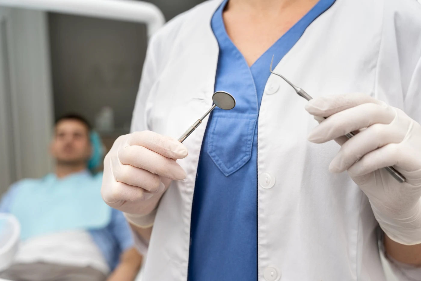 Médico dentista com instrumentos de medicina dentária